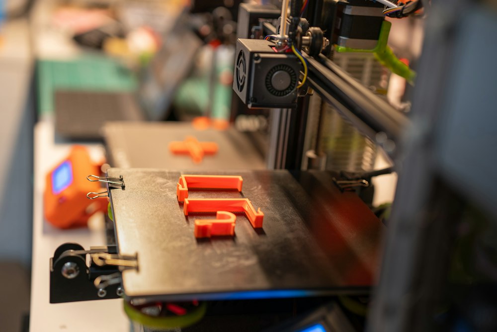 3D tiskalnik tiska oranžne plastične dele